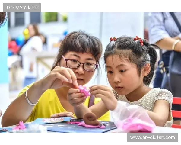 吉祥物现场互动，小朋友争相合影